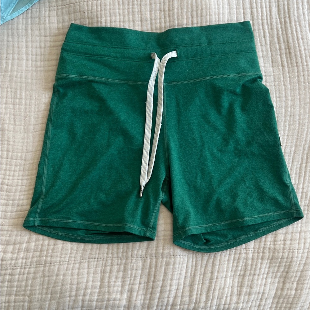 Vuori halo material biker shorts